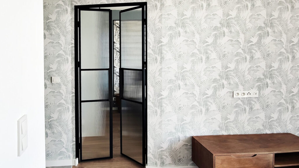 Drzwi loftowe z ryflowanym szkłem